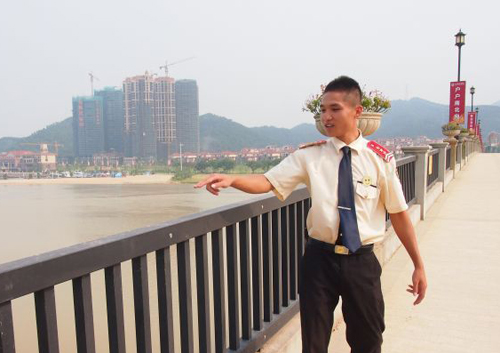 周建华事后在桥上描述救人时的情形。.jpg