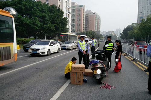 被拦截下来的交通违法人员、摩托.JPG